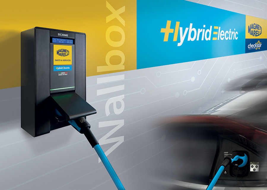 Wallbox di ricarica per veicoli elettrici con cavo di ricarica e scritta Hybrid Electric accanto al logo di Magneti Marelli Checkstar