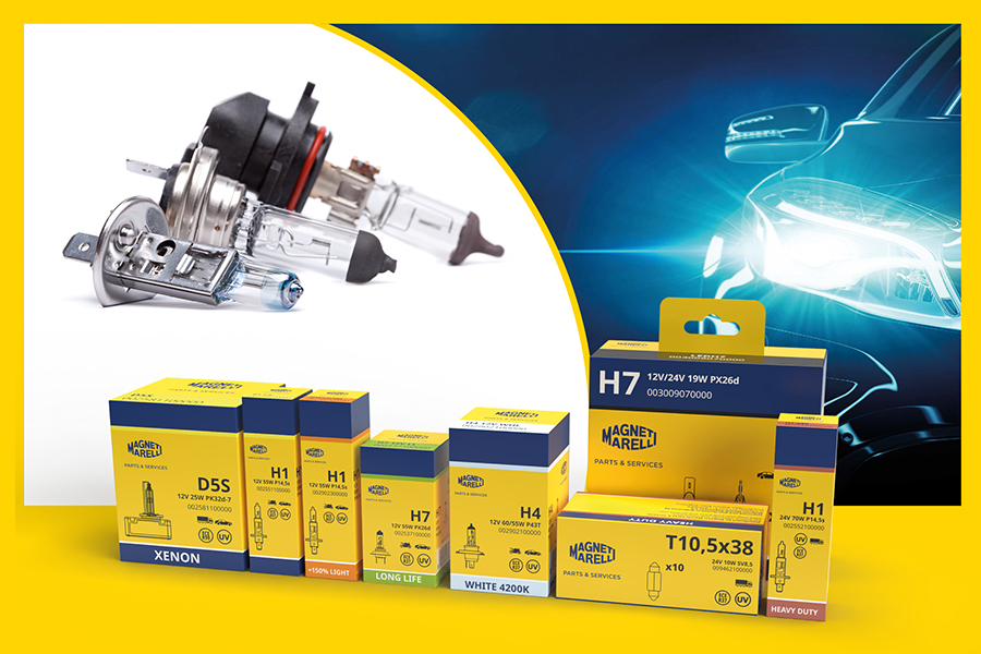 Tre tipologie di lampadine Magneti Marelli Parts & Services in primo piano, rappresentative dell’offerta tecnologica. In secondo piano, le confezioni delle diverse linee di prodotto, ognuna caratterizzata dalla propria tipologia di lampadine. Sullo fondo parte della silhouette di un veicolo con il proiettore acceso, simbolo di innovazione e performance.