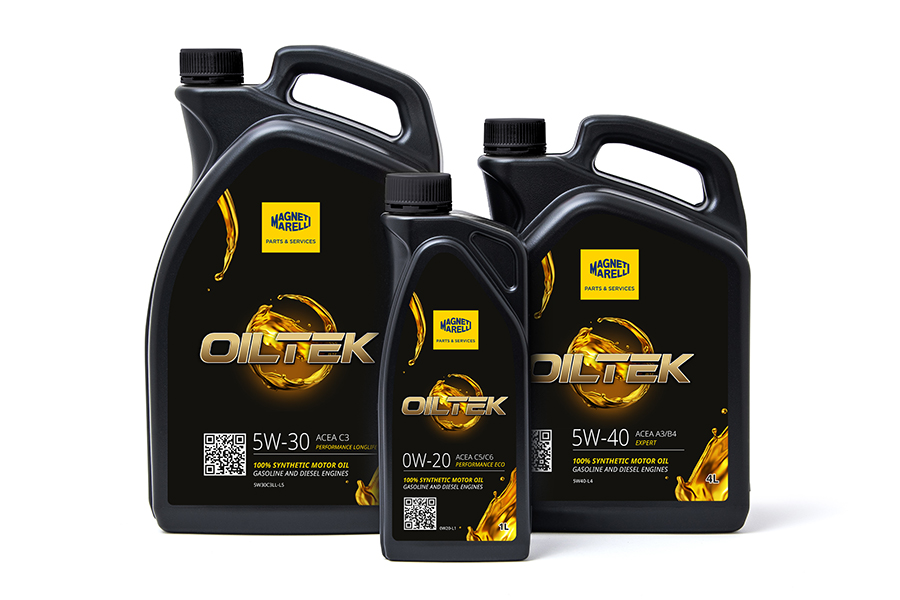 Confezioni da 1 litro, 4 litri e 5 litri dell'olio motore Oiltek, disponibili nella gamma di lubrificanti e fluidi tecnici Magneti Marelli Parts & Services.