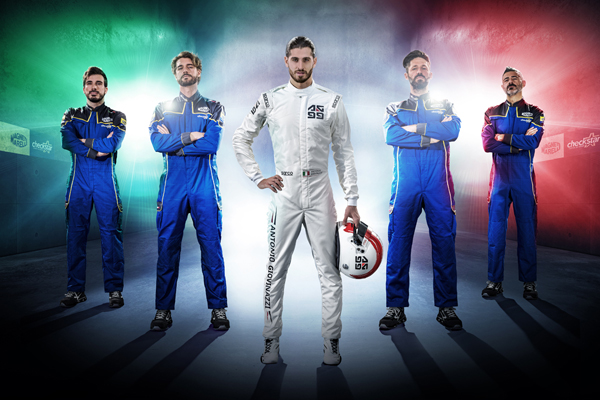 Antonio Giovinazzi insieme a meccanici Magneti Marelli Checkstar