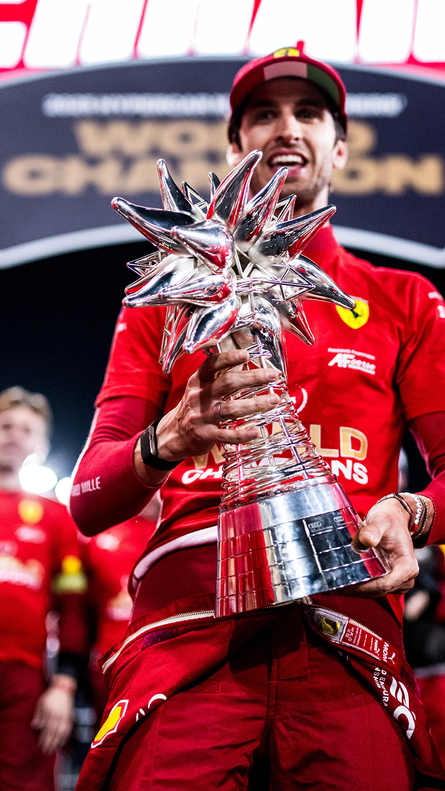 Antonio Giovinazzi sorridente con la coppa del campionato Piloti WEC 2025 dopo la gara in Bahrain